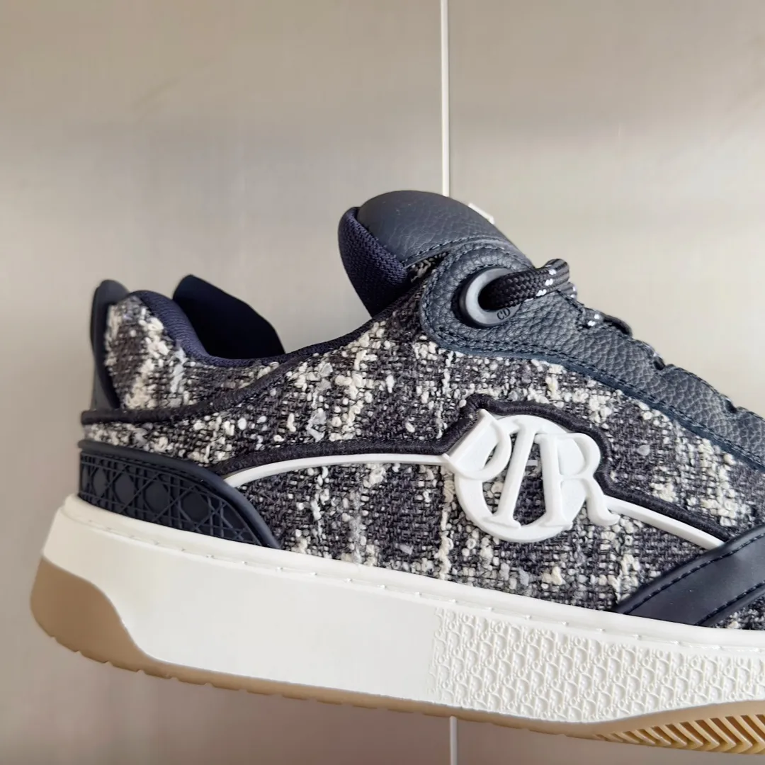 [DIOR] P: 820💰 Men's 39-44. (Male 38. 45. Customized) Dior Dior B9S series top version bread shoes casual sports shoes skate shoes original purchase development and production This new B9S skateboard sneakers are inspired by skateboarding and Dior's high-order spirit. Crafted from navy blue cotton tweed, the classic cannage pattern is reinterpreted with grained calfskin details in homage to Dior's savoir-faire. Padded tongue and technical fabric leg provide ideal comfort. Iconic details abound throughout the design, such as the Dior signature on the heel and tongue, cannage-patterned panels, and the rubber Dior Charm signature on the side inspired by the Dior logo. The rubber soles engraved with Oblique printing with a gradient effect are more refined and can add a high-end temperament to various looks. Exquisite packaging at the delivery counter🛍📦 ▪️Fabric: Original customized first-layer cowhide + tweed ▪️Inner lining: Customized breathable lining ▪️Outsole: Original open-molded anti-slip TPU material ▪️Sole thickness: 3.5CM.